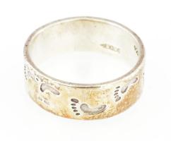 Ezüst(Ag) lábmintás gyűrű, jelzett, méret: 62, nettó: 7 g