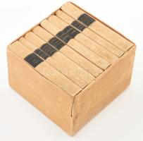 Rabindranáth Tagore 8 műve:   Éhes kövek. Ford.: Barthos Zoltán.;  Szüret. Ford.: Barthos Zoltán.;  Eltévedt madarak. Ford.: Barthos Zoltán.;  A postahivatal. Színjáték 2 képben. Ford.: Barthos Zoltán.; Szerelmi ajándék. Ford.: Barthos Zoltán.;  Hazatérés. Ford.: Sármay Zoltán.;  Mashi. Ford.: Sármay Zoltán.;  Növekvő hold. Ford.: Zsoldos Benő.;   Bp.,1922,Pantheon,(Globus-ny.) Egészvászon-kötések, kopott, foltos kartontokban, 11,5x8 cm