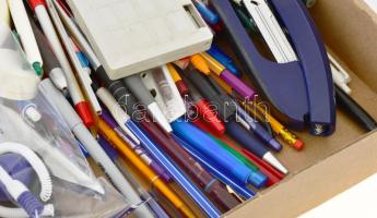 Egy doboz vegyes írószer, irodaszer (tollak, ceruzák, tűzőgépek, stb.)