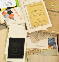 Egy doboz vegyes papírrégiség