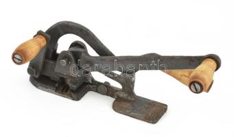 Régi szalagpántoló. Öntöttvas, fa fogóval. Jelzett, korának megfelelő, használt állapotban, h: 35 cm