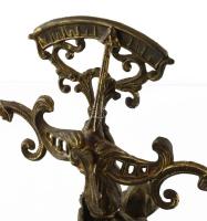 Antik puttó figurákkal díszített kétkaros mérleg, fém, bronzírozott fém, üveg, sérülésekkel, m: 53 c...