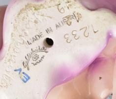 Goldscheider virágot szagolgató kislány figura, jelzéssel, kis kopással, m: 16 cm