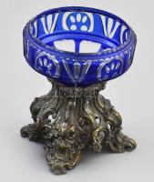 Állatfej díszítménnyel csiszolt kék kristály kínáló, bronz talpazattal, jelzés nélkül, kis kopással, d: 13 cm, m: 15,5 cm