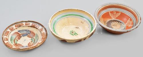 3 db antik Erdélyi népi kerámia tányér. Mázas kerámia, kézzel festett, kopásokkal, szép állapotban, ...