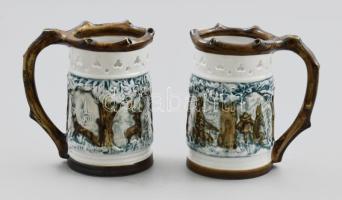 Royal Dux vadászkorsó pár, jelzett, hibátlan, körben vadászjelenetekkel díszített, kézzel festett, m: 15 cm