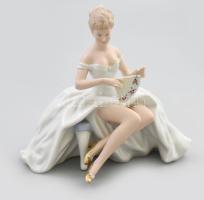 Wallendorf legyezős díva, biszkvit és mázas porcelán, keze sérült, jelzéssel, m: 17 cm
