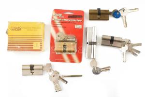 Zárbetétek kulccsal, jó állapotban