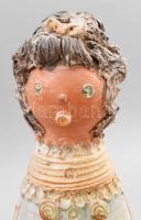 Kiss Roóz Ilona (1920-2010): Kínáló hölgy. Jelzett, talpánál kopással, kis lepattanással, m: 32 cm