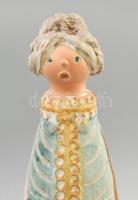 Kiss Roóz Ilona (1920-2010): Kínáló hölgy. Jelzett, minimális kopással, m: 38 cm