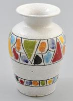 Retro német tejfölös máz alapon színes mázas kerámia váza, jelzés nélkül, talpánál gyárilag kis kopásokkal, m: 15,5 cm