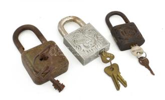 3 darab antik lakat kulccsal, közte ritka Lion lakat