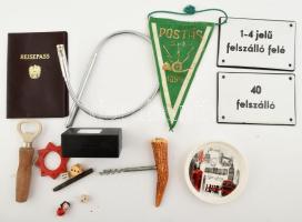 Vegyes bolha tétel: 2 db zománctábla, London mintás porcelán tálka, sportzászló, stb., kerek fémdobozban