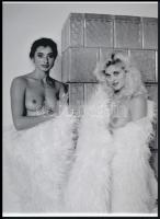 cca 1989 Bundában érkeztek, Menesdorfer Lajos (1941-2005) budapesti fotóművész felvétele modern nagyításon, jelzés nélkül, 21x15 cm