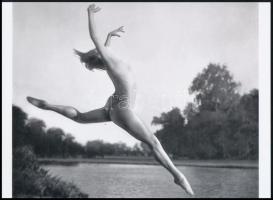 cca 1930 Boldogan és szabadon, szolidan erotikus felvétel, 1 db modern nagyítás, 15x21 cm