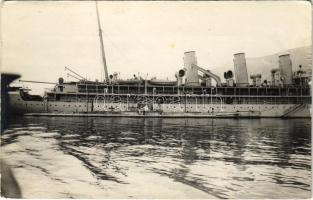 SMS Gäa/Gaea (ex SS Fürst Bismarck) torpedó anyahajó, tengeralattjáró ellátóhajó és lakóhajó, mellette egy német tengeralattjáró / K.u.K. Kriegsmarine, Unterseeboot / Austro-Hungarian Navy depot ship for submarines, German U-Boot submarine. photo (EK)