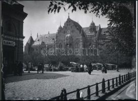 cca 1925 Kecskemét, piac a Fő téren, Kerny István (1879-1963) budapesti fotóművész hagyatékából 1 db modern nagyítás, jelzés nélkül, 15x21 cm
