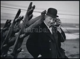 cca 1932 Híradástechnikai mérnök korai ?mobil telefonja?, azaz bárhol csatlakozhatott a távíró és telefon vezetékekre, itt éppen a Velencei-tó partján, ahol viharkárokat mért fel, Kerny István (1879-1963) budapesti fotóművész hagyatékából 1. db modern nagyítás, jelzés nélkül, 15x21 cm