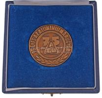 1974. 75 éves az Alumíniumárugyár 1899-1974 egyoldalas bronz emlékérem dísztokban (50mm) T:UNC