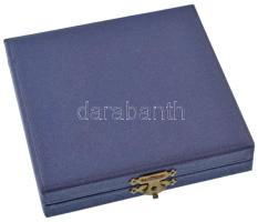 1974. "75 éves az Alumíniumárugyár 1899-1974" egyoldalas bronz emlékérem dísztokban (50mm)...