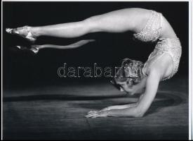 1933 Munkácsi Márton (1896-1963) fotóriporter és fotóművész felvétele (Hajlékonyság), a néhai Lapkiadó Vállalat központi fotólaborjának archívumából 1 db modern nagyítás, jelzés nélkül, 15x21 cm