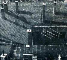 cca 1972 Máté Gyula bonyhádi fotóművész vintage fotóművészeti alkotása (Háztetők), ezüst zselatinos fotópapíron, feliratozva, 18,5x20,8 cm