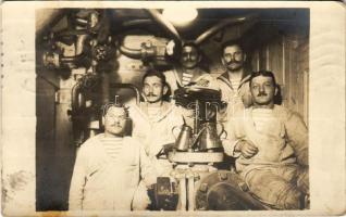 1915 SMS Cyclop (Cyklop) osztrák-magyar haditengerészet műhelyhajójának gépháza, matrózok / K.u.K. Kriegsmarine Werkstattschiff Matrosen / Austro-Hungarian Navy repair ship "Cyklop", mariners in the engine room. photo + "K.U.K. KRIEGSMARINE S.M.S. "CYKLOP" (fl)