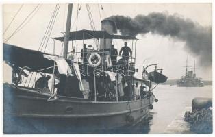 SMS PLUTO osztrák-magyar haditengerészet vontatóhajója és háttérben az SMS Babenberg / K.u.K. Kriegsmarine / Austro-Hungarian Navy tugboat and pump tender. Phot. Alois Beer, Schrinner 1913.