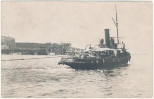 SMS PLUTO osztrák-magyar haditengerészet vontatóhajója vontatás közben / K.u.K. Kriegsmarine / Austro-Hungarian Navy tugboat and pump tender. photo (Eb)