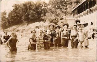 Lovran, Lovrana, Laurana; fürdőzők csoportképe a strandon / beach, bathers, photo (EK)