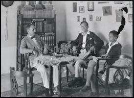 cca 1935 A tanító úr lakása és családja valahol Bács-Kiskunban, Lőcsei Árpád (?-?) kecskeméti vándorfényképész hagyatékából 1 db modern nagyítás, 15x21 cm