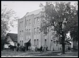 cca 1936 Lőcsei Árpád (?-?) kecskeméti vándorfényképész hagyatékából 1 db modern nagyítás (Mészáros és Tallér testvérek malma), jelzés nélkül, 15x21 cm