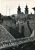 1971 Keveházi János (?-?) budapesti fotóművész pecsétjével jelzett vintage fotóművészeti alkotás (Háztetők), ezüst zselatinos fotópapíron; a kép a Népművelési Intézet által, Győrben megrendezett központi fotós alkotótelep (eredeti fotókat tartalmazó) albumából származik, 23,5x17 cm