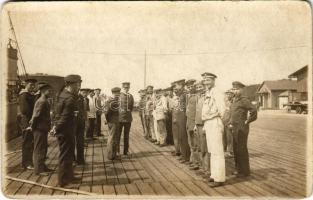 Pola, német matrózok sorakoznak fel a kikötőben az aknakereső tanfolyamon előtt / Minenkurs Kaiserliche Marine Matrosen / German marine lining up before their minesweeping training. photo