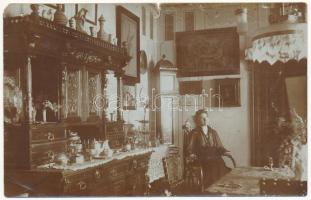 1918 Nagyszeben, Hermannstadt, Sibiu; egy német ház belseje / interior of a German family's house. photo (b)