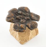 Virágban éneklő kórus, bronz szobor, kő talpazatban, jelzett, hibátlan, m: 8 cm