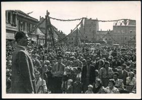 1949 Szombathelyen, Marosán György (1908-1992) politikus beszédet mond egy ünnepségen, fotó, a hátoldalon feliratozva, 12,5x8,5 cm