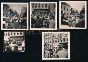 cca 1930-1940 Bp., Szent István-napi körmenet részletei: ünnepi tömeg a Szentháromság-térnél, felvonulók horogkeresztes zászlóval, Schwabach József papírkereskedésének kirakata; 5 db fotó, a hátoldalon feliratozva, 6x6 cm és 4,5x4,5 cm
