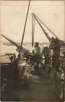 SMS Erzherzog Friedrich (?) Osztrák-Magyar Haditengerészeti csatahajó fedélzete, matrózok légvédelmi fegyverreel / K.u.K. Kriegsmarine Linienschiffe / Austro-Hungarian Navy battleship, mariners with a 47 mm, cal 33, Hotchkiss-system rapid fire antiaircraft gun. Stephan Vlach (Josef Makovicka)