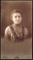 cca 1910-1920 Hölgy portréja, keményhátú kabinetfotó Békési Győző (1889-1945) újpesti műterméből, 16,5x9 cm