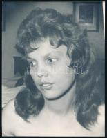 Fiatal lány ébredése, amatőr művészfotó, a hátoldalon feliratozva, 21,5x16,5 cm