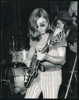 cca 1970 Szörényi Levente (1945- ) zeneszerző, gitáros, énekes, az Illés-együttes tagjának autográf aláírása őt ábrázoló fotó hátoldalán, 16,5x13 cm