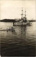 SMS Viribus Unitis Osztrák-Magyar Haditengerészet Tegetthoff-osztályú csatahajója előtt éppen landol egy Lohner E15 típusú hidroplán (hydroplán) / K.u.K. Kriegsmarine Seeflugzeug / Austro-Hungarian Navy battleship and seaplane. Stefan Vlach (Josef Makovicka) (EK)