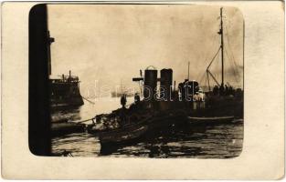 1915 Pola, K.u.K. Kriegsmarine S.M. Torpedoboot 51 (ex Anakonda) / Cs. és kir. haditengerészet SM Tb 51 torpedónaszádja miután eltalálta a Papin francia tengeralattjáró / Austro-Hungarian Navy SM Tb 51 torpedo boat after hit by Papin, the French submarine. photo