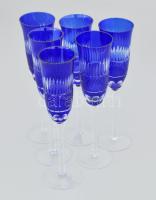 6 darabos csiszolt királykék kristályüveg pezsgőspohár szett, original dobozában, kis esztétikai hibával: a poharak szájánál kis fehér folt van, m: 24 cm