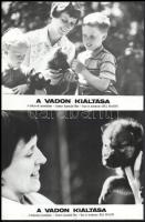 cca 1973 A vadon kiáltása, a farkasok nyomában című kanadai film jelenetei és szereplői, 5 db vintage produkciós filmfotó ezüst zselatinos fotópapíron, a használatból eredő (esetleges) kisebb hibákkal, 18x24 cm