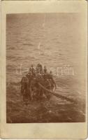 Osztrák-magyar haditengerészet matrózai pihennek a bóján fürdőzés után / K.u.K. Kriegsmarine Matrosen/ WWI Austro-Hungarian Navy mariners resting on the buoy after bathing in the sea. photo (fl)