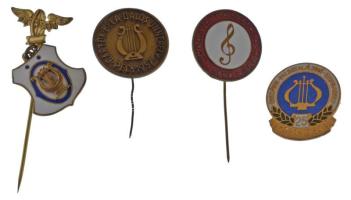 ~1950-1960. 4db klf dalárda jelvény, közte 1963. "Országos Dalostalálkozó Szombathely 25" aranyozott, zománcozott fém jelvény + Aranyozott, zománcozott vasutas dalárda kitűző hátlapján "BERÁN N. BPEST DÖBRENTEI U. 2." gyártói jelzéssel T:AU,XF