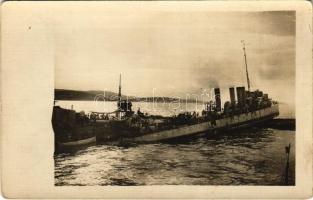 SMS Turul Osztrák-Magyar Monarchia Huszár-osztályú rombolója zátonyra futott / K.u.K. Kriegsmarine Zerstörer / WWI Austro-Hungarian Navy destroyer SMS Turul ran aground off Cape Planka. photo (fl)