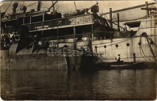 SMS Dinara osztrák-magyar haditengerészet Huszár-osztályú rombolója ütközés után az SMS Gäa-hoz kötve / K.u.K. Kriegsmarine Zerstörer / WWI Austro-Hungarian Navy destroyer SMS Dinara tied to SMS Gäa after a collusion. photo (EK)